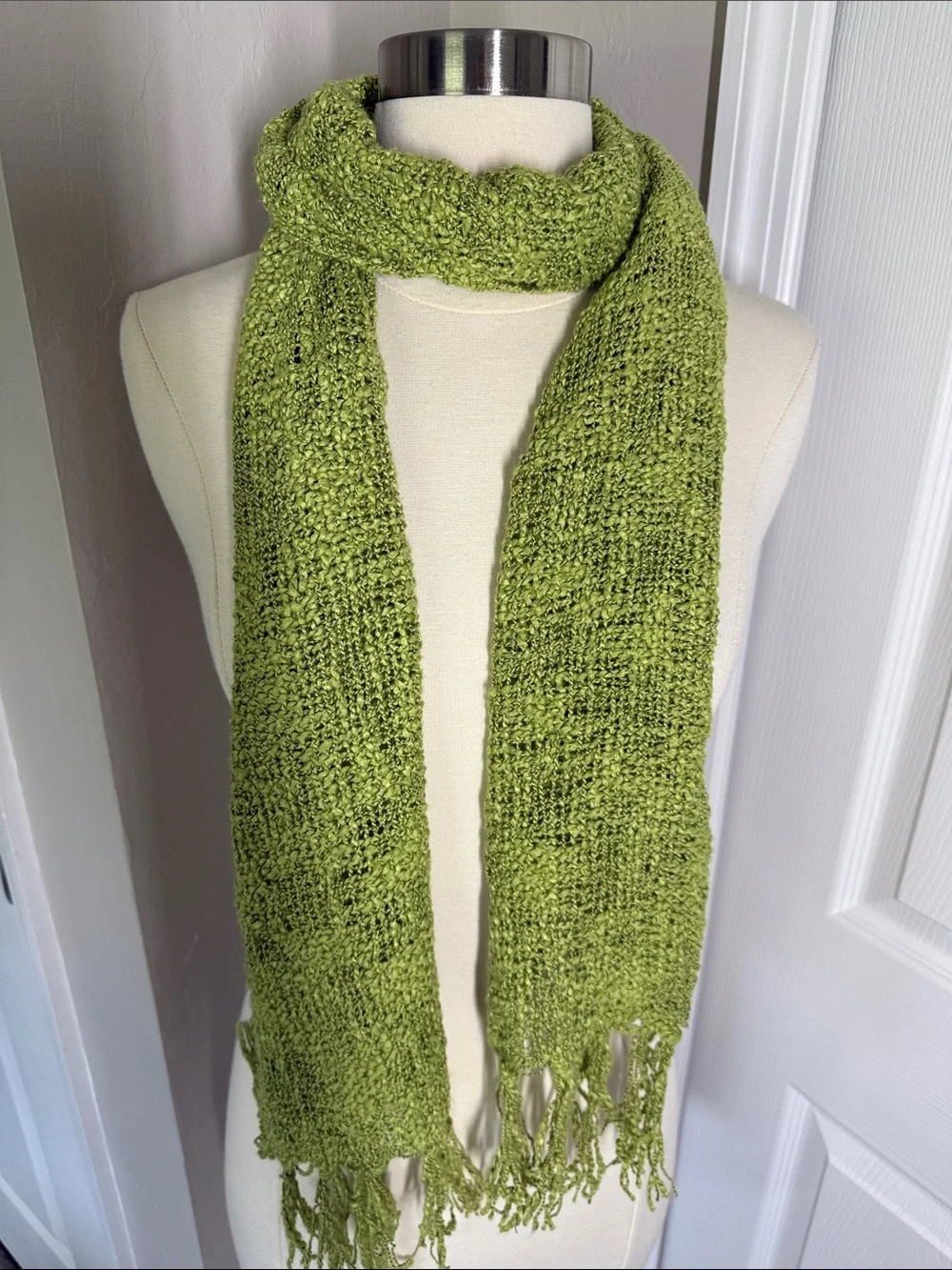 Green woven textured scarf with fringe